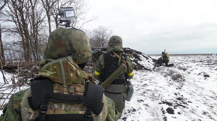 Сложная ночь на Донбассе: пострадали трое военных 