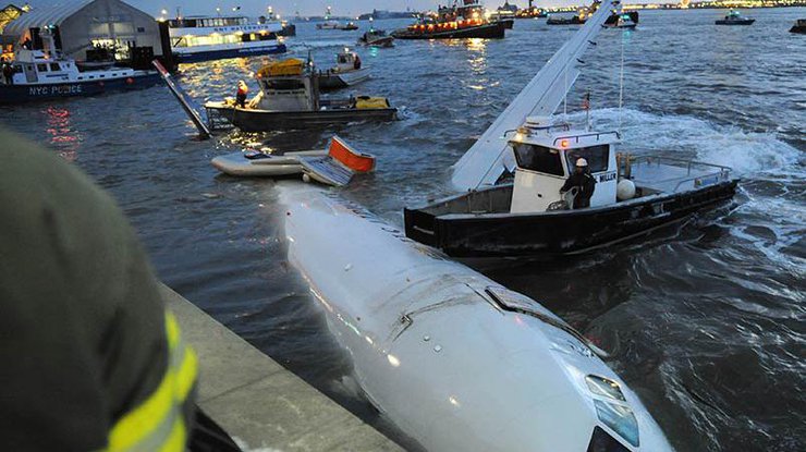 В Австралии самолет упал в реку во время праздника
