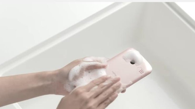 В Японии изобрели смартфон, который можно помыть мылом (фото: скриншот)  