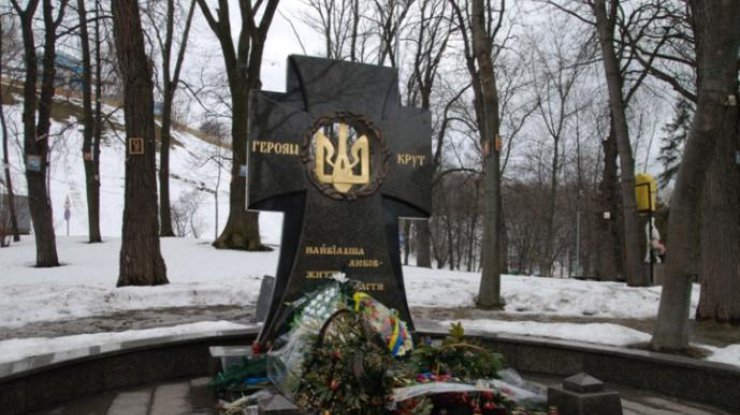 Порошенко возложит цветы к памятному Кресту Героям Крут в Киеве
