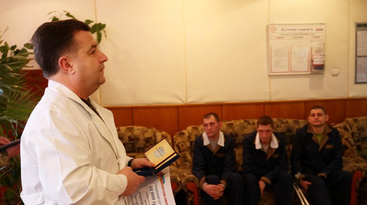 Министр обороны наградил 16 бойцов АТО за образцовую службу 
