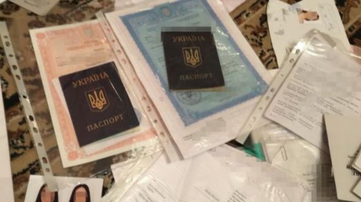 На Донбассе задержали женщину, подделывавшую документы для боевиков 