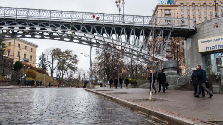 На Майдане Независимости мужчина прыгнул с моста