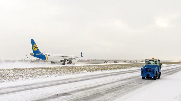 Снегопад в Киеве: в аэропорту "Борисполь" не задерживают рейсы