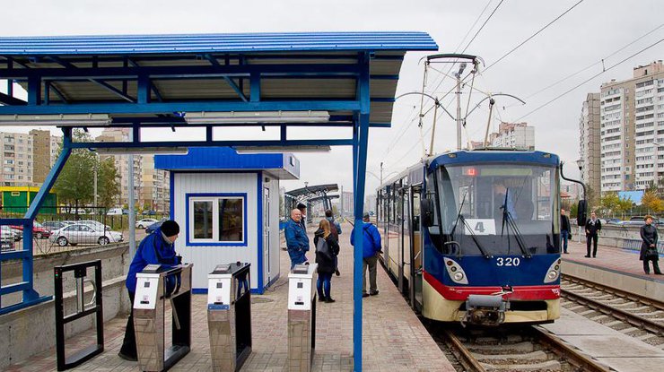 В Киеве трамвай 30 метров тянул за собой пассажира
