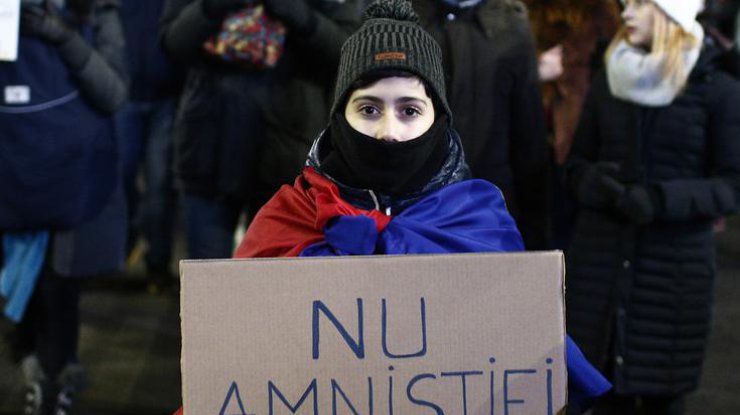 В Румынии тысячи людей протестуют против действий власти
