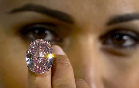 The Pink Star - бриллиант весом в 59,6 карат был продан с аукциона за 83 миллиона долларов