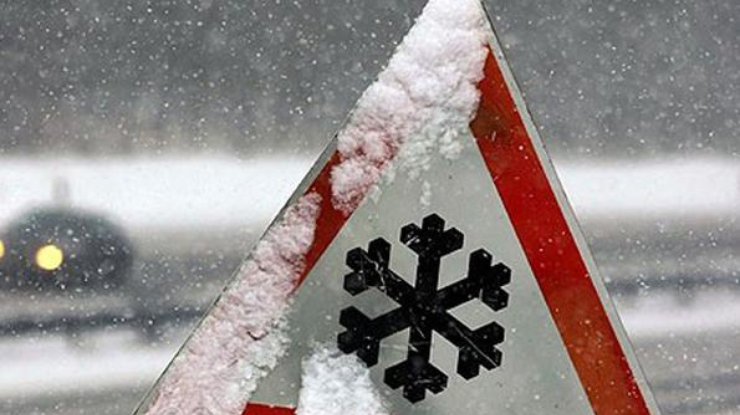На Закарпатье перекрыли движение на дорогах из-за снежных заносов 