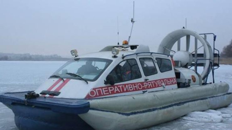 Под Киевом рыбаков унесло на отколовшейся льдине 