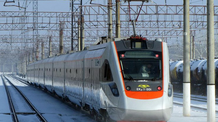 Поезд "Интерсити" застрял в 40 километрах от Львова 