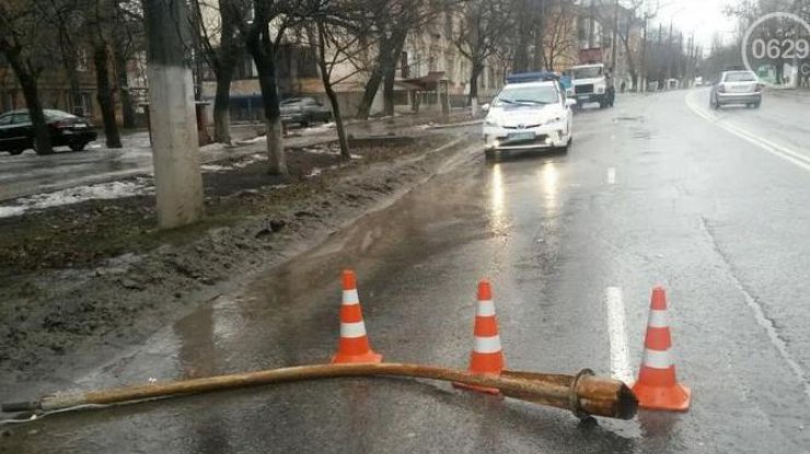 В Мариуполе на маршрутку рухнул уличный фонарь. Фото: 0629.com.ua
