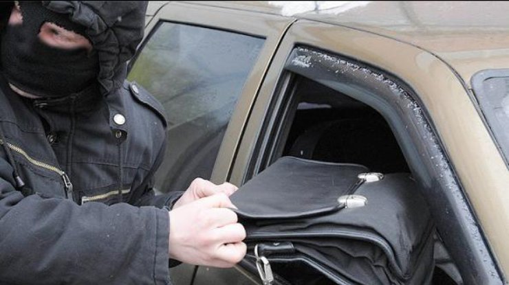 В Черкассах у мужчины из автомобиля похитили 100 тыс. грн