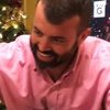 Нетрезвый мужчина показал за рождественским столом странный фокус (видео) 