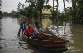 В Таиланде из-за сильного наводнения гибнут люди 