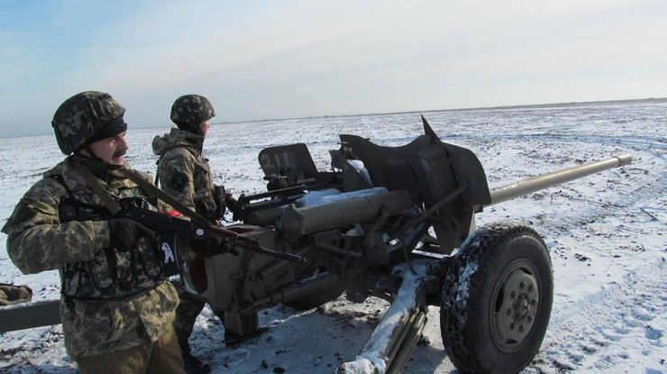 На Донбассе шестеро военных получили ранения при обстрелах боевиками