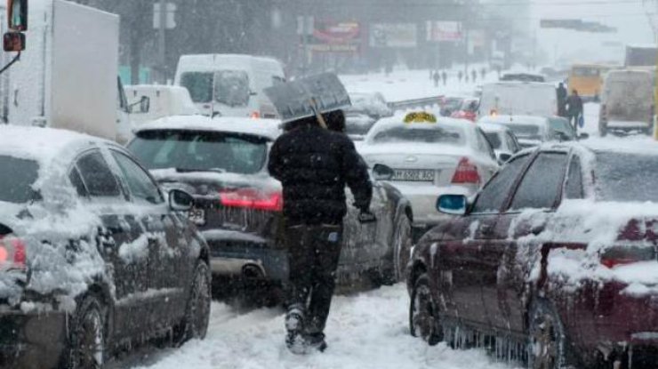 Снег в Украине: в четырех областях ограничено движение транспорта (фото: rivneinfo.com)