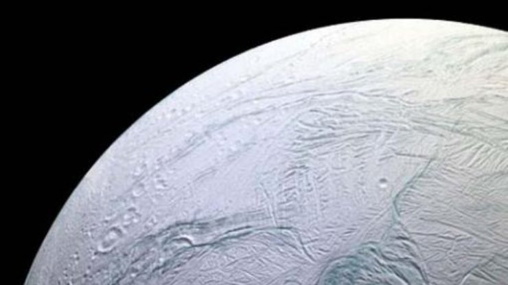 На поверхности Энцелада есть большое количество льда 