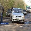 На Черкащині місцеві жителі самі латають ями на дорогах