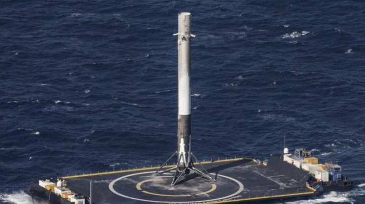 SpaceX также удалось и в этот раз успешно вернуть ступень, которая приземлилась на гигантскую плавучую платформу в Атлантическом океане