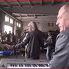 "Братья Гадюкины" концертом поздравили защитников Авдеевки