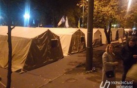 Митингующие установили более 60 палаток возле здания Верховной Рады