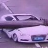 Жуткое видео: автомобиль расплющило краном 