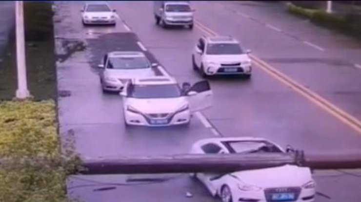По первым кадрам видео легко предположить, что водитель автомобиля погиб или же получил серьезные травмы