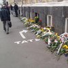 Со слезами на глазах: в Харькове на место трагедии люди несут цветы (фото)