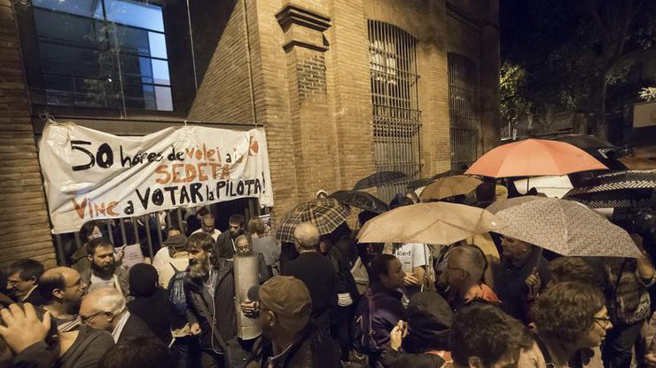 Жители Каталонии объявили массовую забастовку 