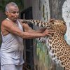 Мужчина устроил дома зоопарк со стаей диких животных (фото)