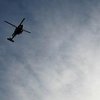 В Чернигове вертолет приземлился возле остановки (видео)