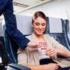 Какие напитки опасно заказывать в самолете: советы экспертов 