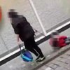 Равнодушие прохожих: мать протащила ребенка по тротуару (видео) 