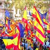 В Каталонии вышли десятки тысяч человек за единство Испании