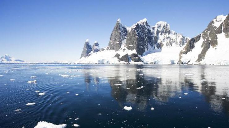  Макайал совершил 13 исследовательских поездок в Антарктиду