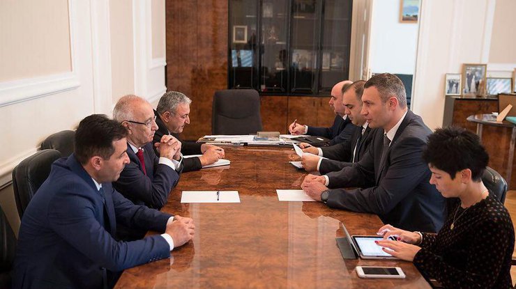 Також у Баку Кличко зустрівся з главою виконавчої влади столиці Гаджибалою Абуталибовим