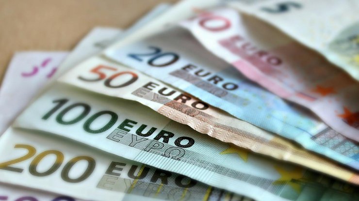 Цена евро упала сразу на 12 копеек