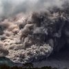 2 км пепла в высоту: в Индонезии произошло извержение вулкана (фото)