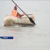 Житель Камеруну виготовляє човни із пластикових пляшок (відео)