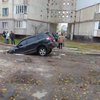 В Сумах автомобиль провалился под асфальт (фото)