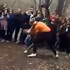 В Каховке школьница избила сверстницу перед толпой подростков (видео)