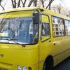 Перелом ребер и пробито легкое: в Киеве маршрутка прижала женщину к троллейбусу