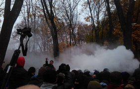 Протестующие зажгли файеры