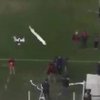 Фанат сбил дрон над полем рулоном туалетной бумаги (видео)