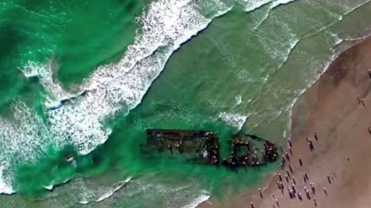 На пляж в Калифорнии вымыло останки лайнера