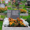 Украинцам запретят приносить цветы на кладбище