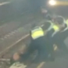 Жуткое видео: девушку спасли за секунду до прибытия поезда