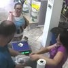В Бразилии птица украла у покупательницы деньги (видео)