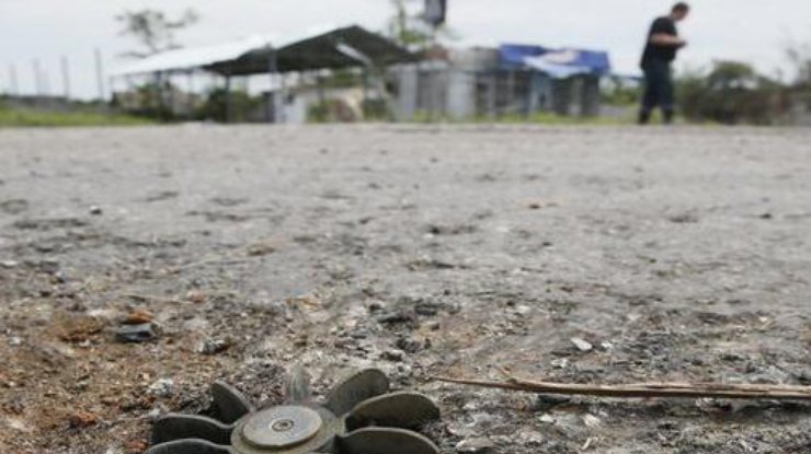 Разрыв мины. Хвостовик неразорвавшейся мины. Неразорвавшиеся боеприпасы в Мариуполе.
