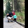 Отцовский инстинкт: мужчина удивил соцсети спасением ребенка (видео) 